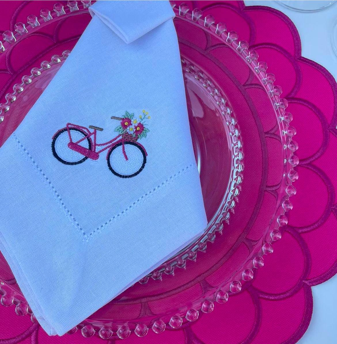 Hot Pink Scalloped Placemats – Set of 4 | Elegant Table Decor for Spring, Easter & Everyday Dining | Heat-Resistant, Easy-Care Table Mats